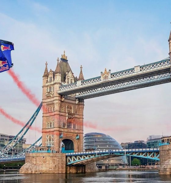 Red Bull - Wingsuiters Fly Through Tower Bridge In London